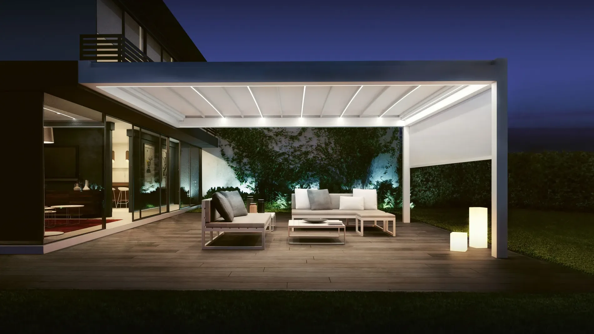Pergola bioclimatica addossata con illuminazione integrata su una terrazza in legno